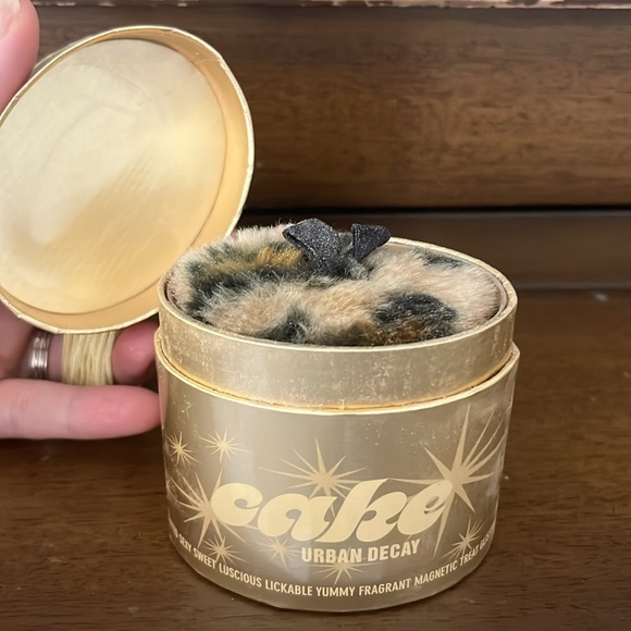 RARE Discontinued Urban Decay Cake Sparkly Sweet Body Powder with Leopard Poof - Picture 2 of 2